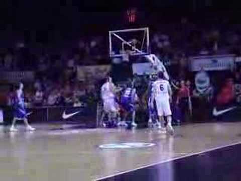 03 13-11-07 Ulebgame BCO-Dynamo Moscow - Chuck Davis scoort