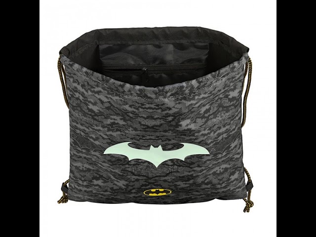 Vídeo relacionado con Safta BATMAN GAME OVER - Mochila Grande con Ruedas, Compacta, Extraíble, Ideal para Niños de Diferentes Edades, Cómoda y Versátil, Calidad y Resistencia, 33x22x45 cm