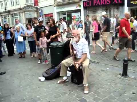papy chante le rock dans la rue