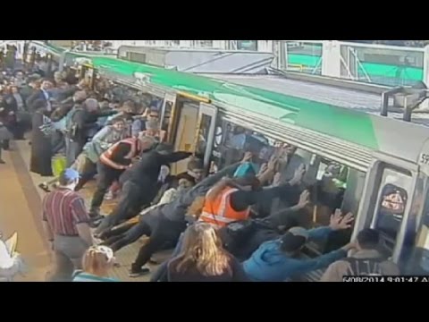 המוני אנשים מחלצים אדם שנתקע על פסי הרכבת