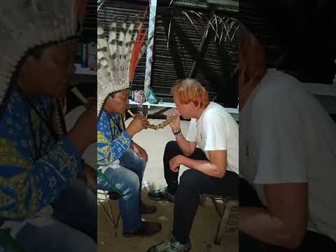 gringo consagrando o rapé do povo shanenawa. aldeia morada nova, Feijó-ac. #amazônia