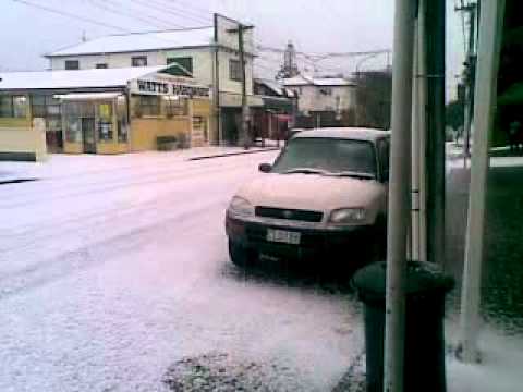 2011-09-13- Video of hail in Wgtn (Karori's Marsden Village).mp4
