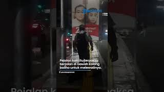 VIRAL Pejalan Kaki Terpaksa Jongkok Saat Lewati Trotoar Gegara Terhalang Baliho