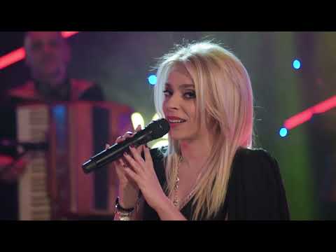 Katerina Brezeva i Grupa Molika - Po drum odam majce (New Year Show 2022)