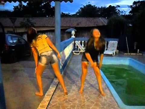 Danyela Meyer e Karolyne Cavalari  dançando funk uhsuhauhsuhuhsuhuh