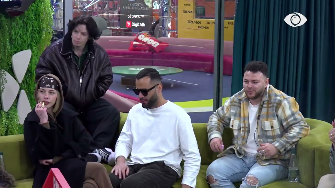 Po më djeg kot/ Vijon loja 'Mafia' mes banorëve në oborr