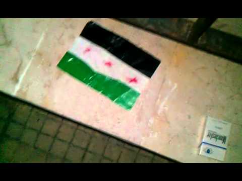 لصق أعلام الثورة في السكن الجامعي في اللاذقية