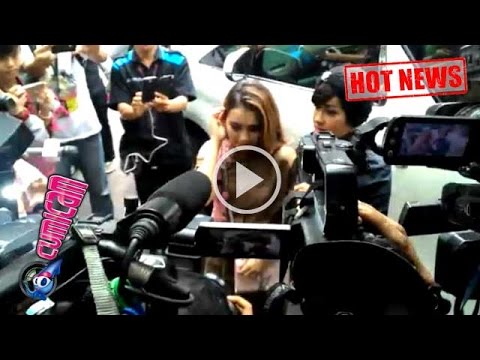 Datangi Polda, Ayu-Jupe Dihadang Ratusan Awak Media - Cumicam 21 Maret 2016