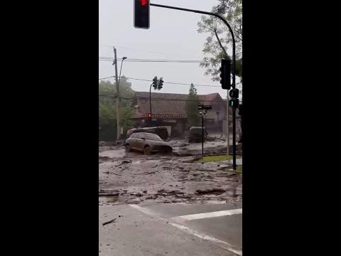 Cars swept away by flash floods in Chile