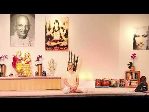 Yogastunde YV Grundreihe mit Shivapriya - Yoga Vidya Ashram Live, 24.07.2022, 16:30 Uhr