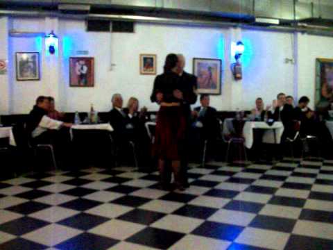  El Chino Perico  and  Lorena Ermocida  are  dancing  to  the  tango  "  Nada  "