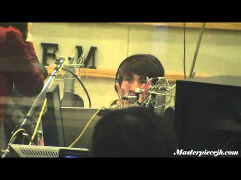 [fancam] 101005 SHINee jonghyun taking photos @ Sukira KTR