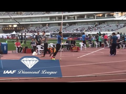 Shanghai: Pole Vaulters in warm up