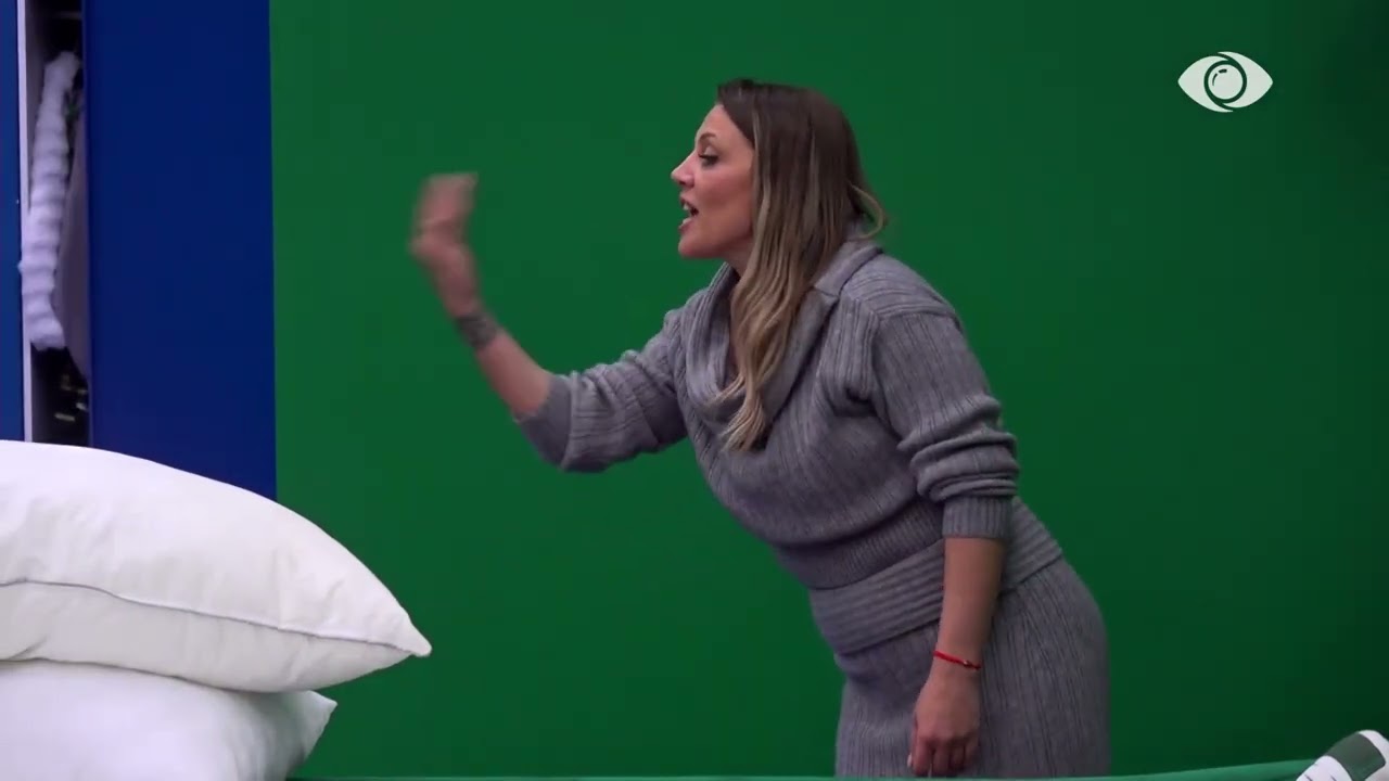 “O mashtruese e pafytyrë...”/ Rozana dhe Valbona i hidhen Gertës mbi krevat