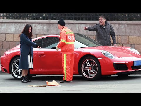 豪車女當街辱罵環衛工，有路人回懟：誰家沒輛保時捷？