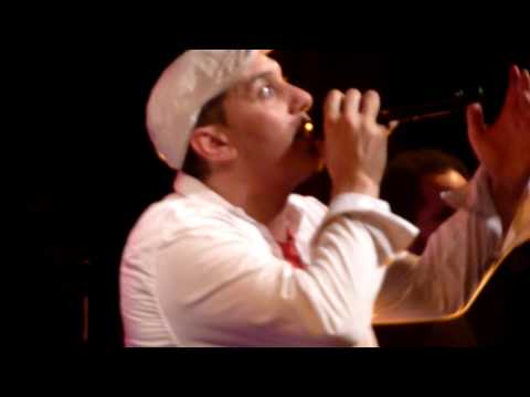 HK et les Saltimbanks "Passer ma vie"