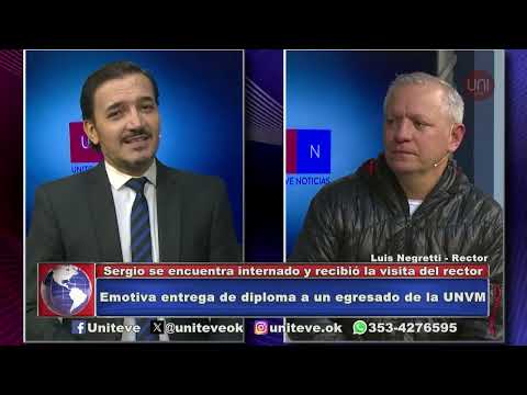 Emotiva entrega de diploma a un egresado de la UNVM