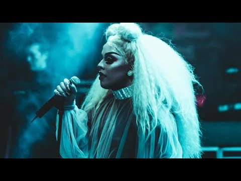 Gloria Groove cantando "Flutua" (Johnny Hooker/Liniker) em Show em Brasília na Bud Basement