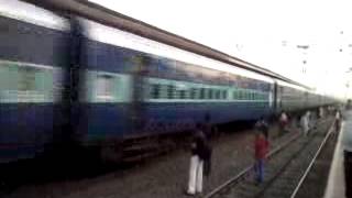 preview picture of video 'CST (Mumbai)Nagpur Sewagram Express At Nashik'