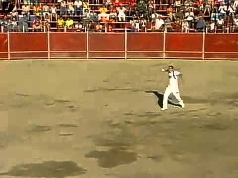 GUY JUMPING OVER A BULL - AMAZING !
