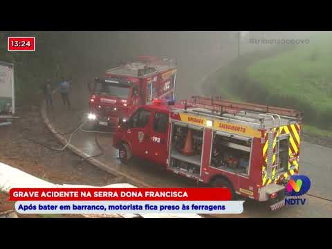 Grave acidente na Serra Dona Francisca: Após bater em barranco, motorista fica preso às ferragens