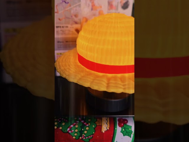 Vídeo relacionado con Paladone - Lámpara de escritorio articulada de Sombrero de Paja de One Piece, lámpara flexible de anime con licencia oficial para fans de la cultura pop, para dormitorio, hogar y oficina