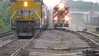 preview picture of video 'Multiple trains at West Chicago.'