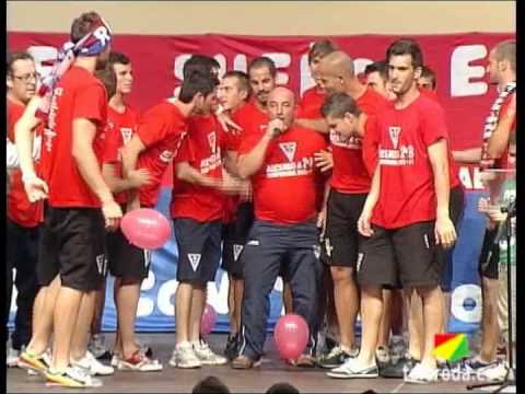 Celebrando el ascenso hasta la madrugada.