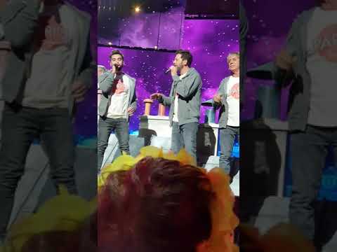 Videoclip de A côté de toi (Live) — Les Enfoirés