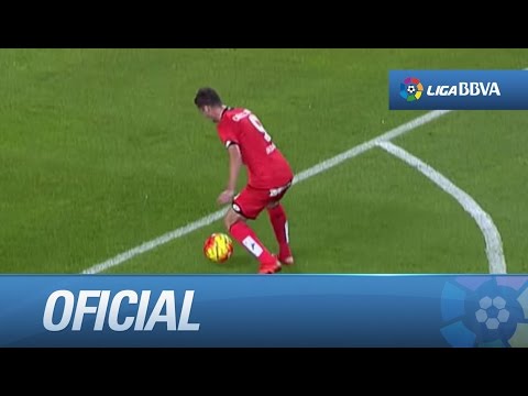 Disparo de rosca de Oriol Riera que se estrella en el palo