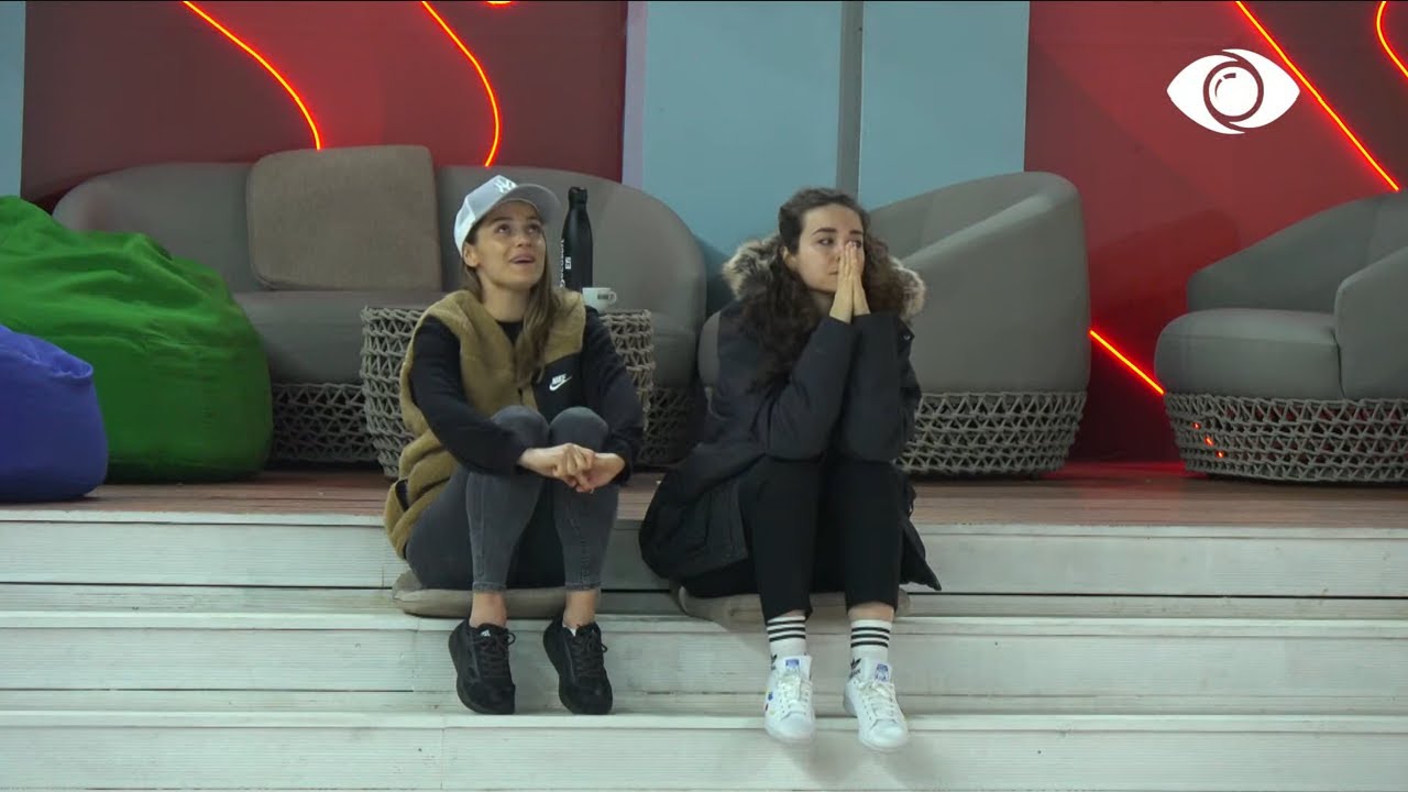 Nita i këndon hënës