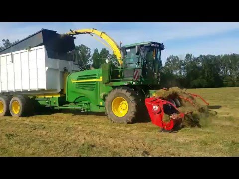 Ensilage d'herbe avec caisson | ETA Corbineau (John Deere 7450)