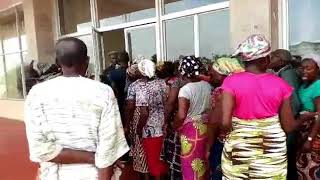 preview picture of video 'First Lady of Liberia distributing food to the elderly at SKD sports complex.'