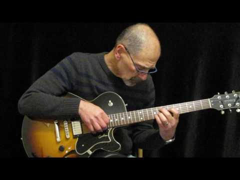 Jim Soloway demoing a 2017 Godin Montreal Premiere