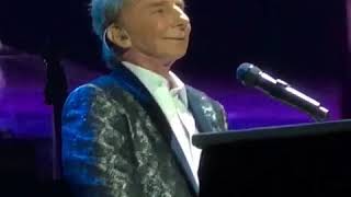 Audience Leaves Barry Manilow Speechless