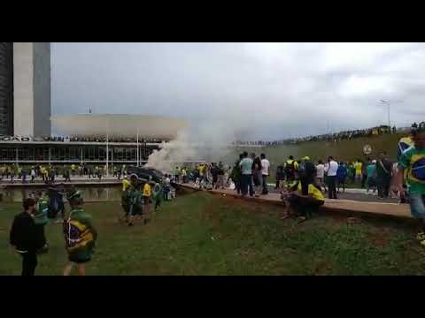 Viatura da Polícia é queimada e jogada dentro do espelho d’água do Congresso Nacional
