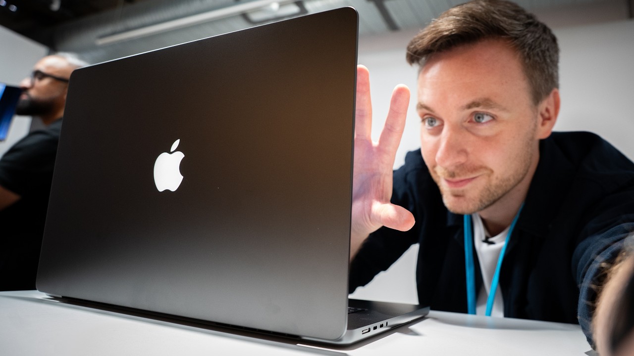 MacBook Pro OLED Hands-On... Literally.
