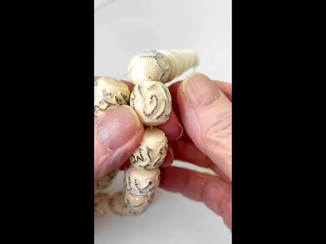 قوافل سبحة من عاج طبيعي بأسماء الله الحسنى مكتوبة بالفضة IV0083