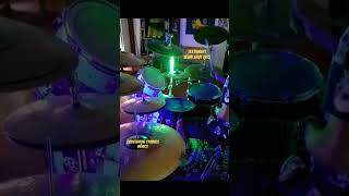 en pedacito de Sewn shut eyes de TESTAMENT.