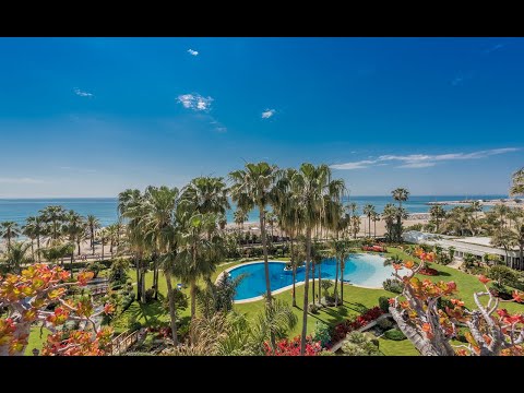 Beachfront duplex penthouse with private plunge in Los Granados, Puerto Banús
