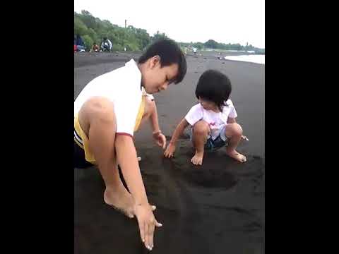 Reysha Main di Pantai Sama Om Faris