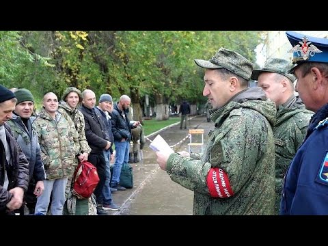 شاهد جنود الاحتياط الروس يصلون إلى قاعدة عسكرية