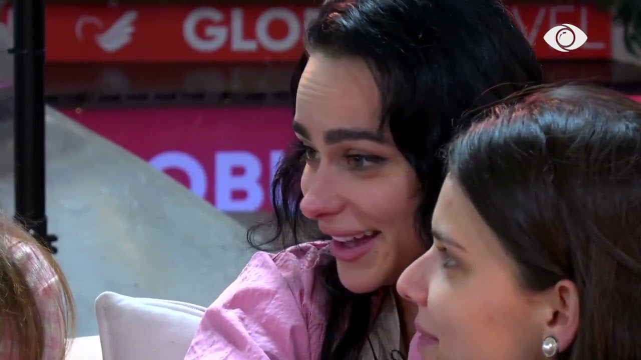 Gjesti shkëmben një puthje të papritur teksa shijon muzikën