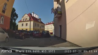 Nieudana próba przeciśnięcia się między samochodami