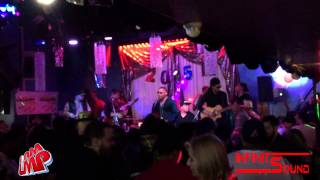 Optimo Un Hombre Llorando Live