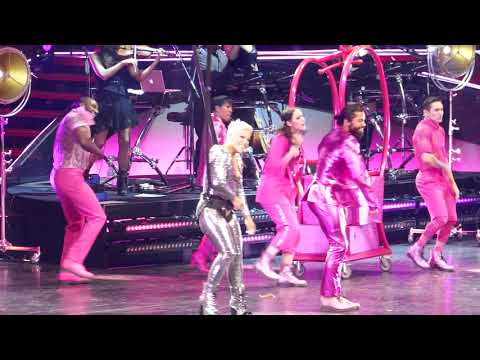 P!nk - Opening  Get this party started - Chicago 3/10/18