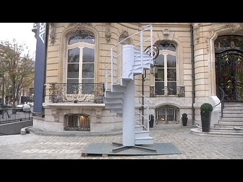 Portugiese ersteigert Stufen des Eiffelturms