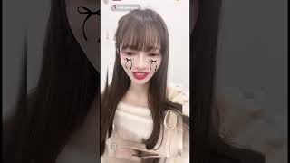 壁も椅子も服も肌も、全部同じ色やん