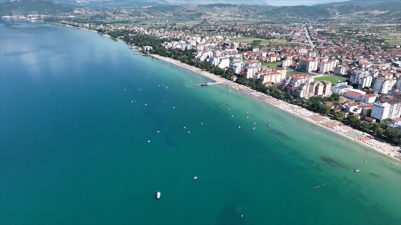 Turizmi shqiptar, Topuzi: Rritje e vizitorëve, por sfidë mbeten informaliteti, transporti publik dhe menaxhimi i mbetjeve