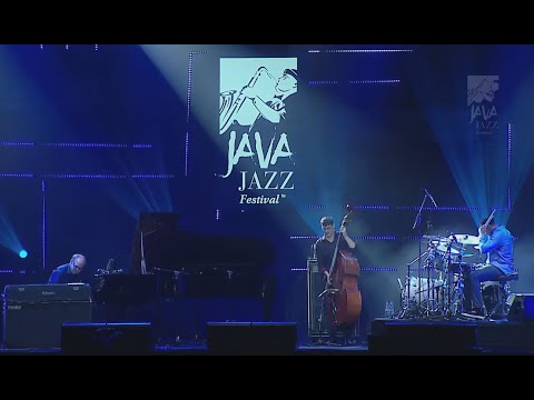 Bob James Trio - Feel Like Making Love (Java Jazz Festival 2019)